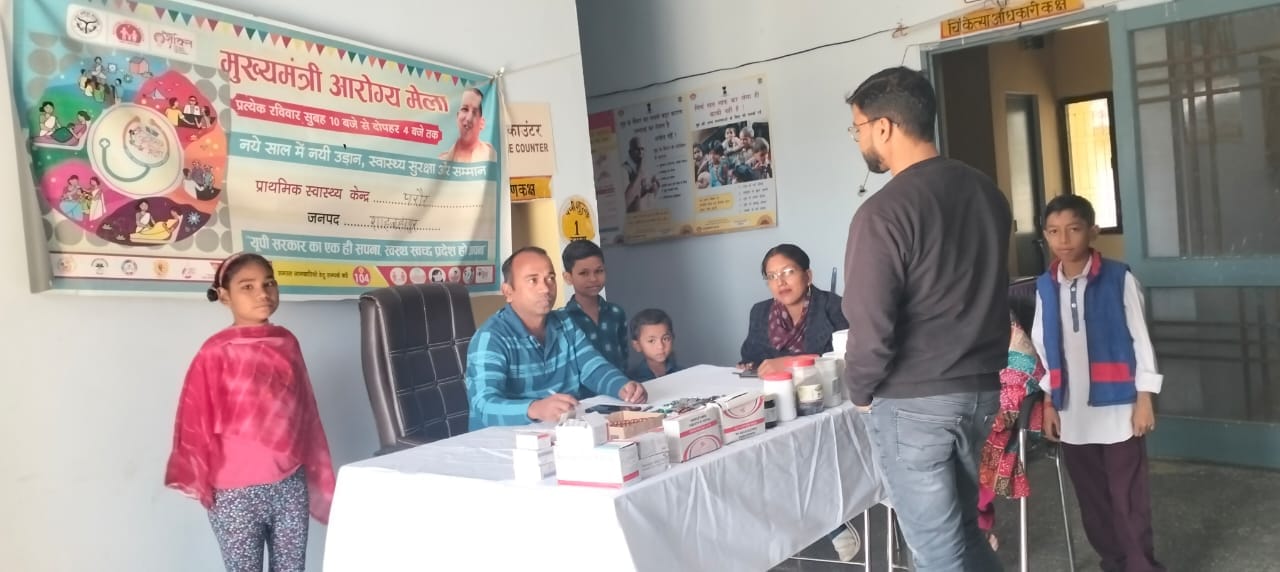 जैतीपुर में सीएचसी पर दवा देते फार्मासिस्ट। संवाद