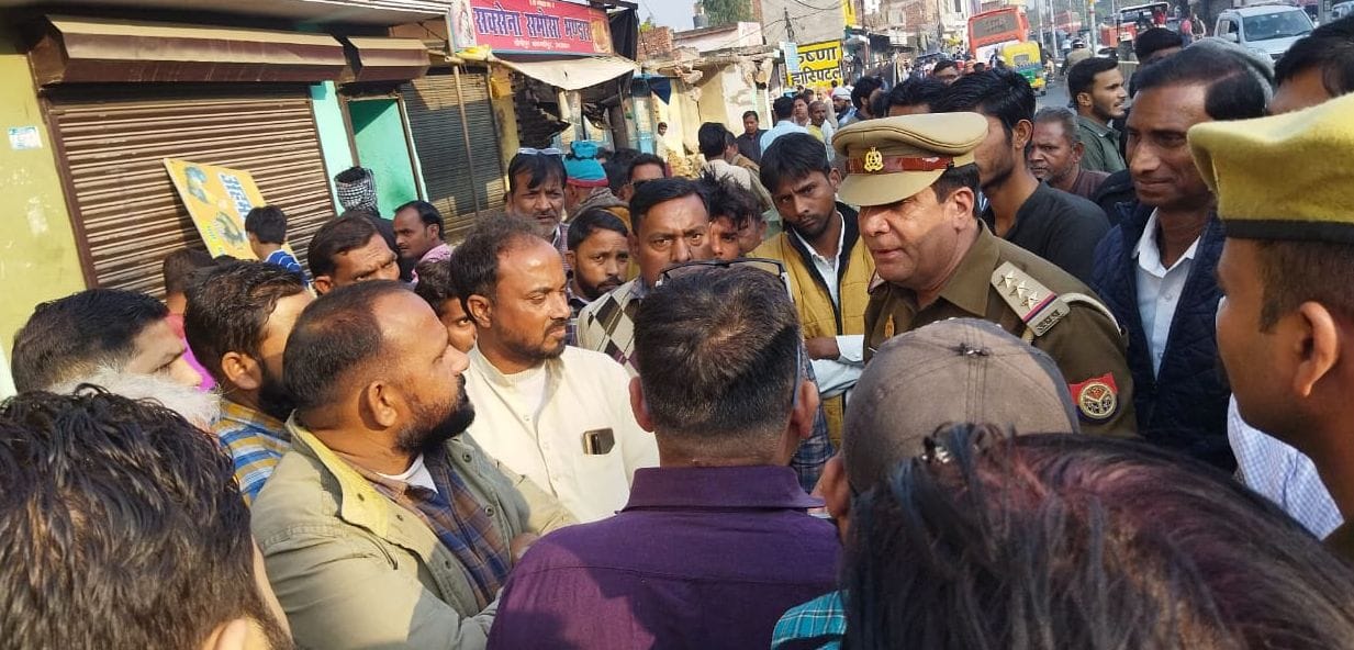 लोधीपुर में अतिक्रमण हटाती जेसीबी। संवाद