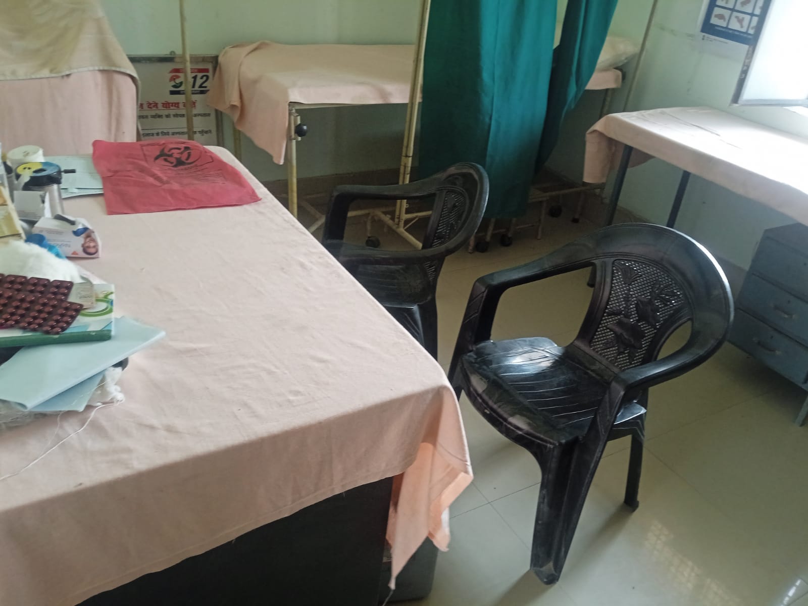 नगरीय प्राथमिक स्वास्थ केद्र पर बैठी स्टाफ नर्स । संवाद