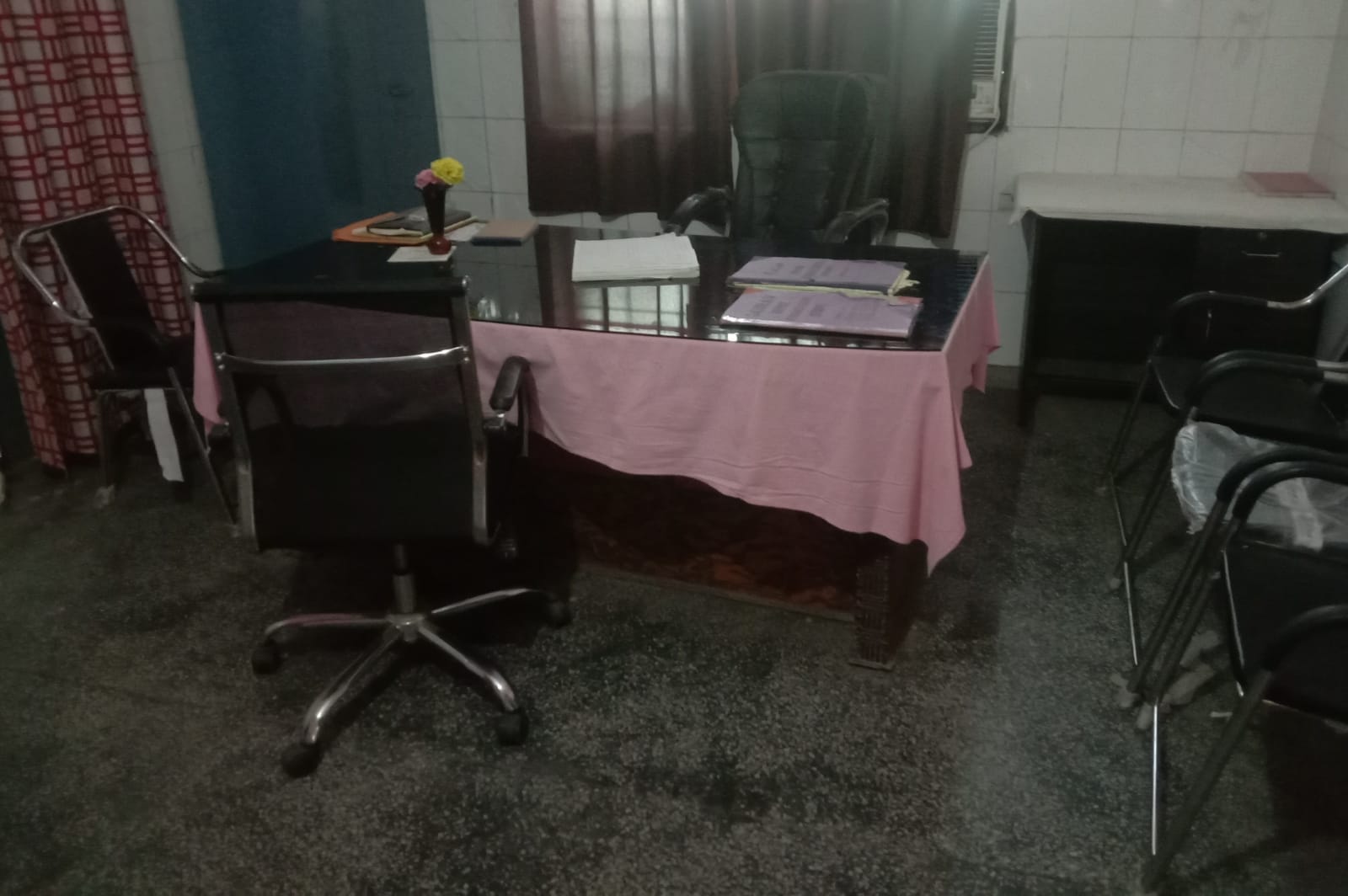 नगरीय प्राथमिक स्वास्थ केद्र पर बैठी स्टाफ नर्स । संवाद