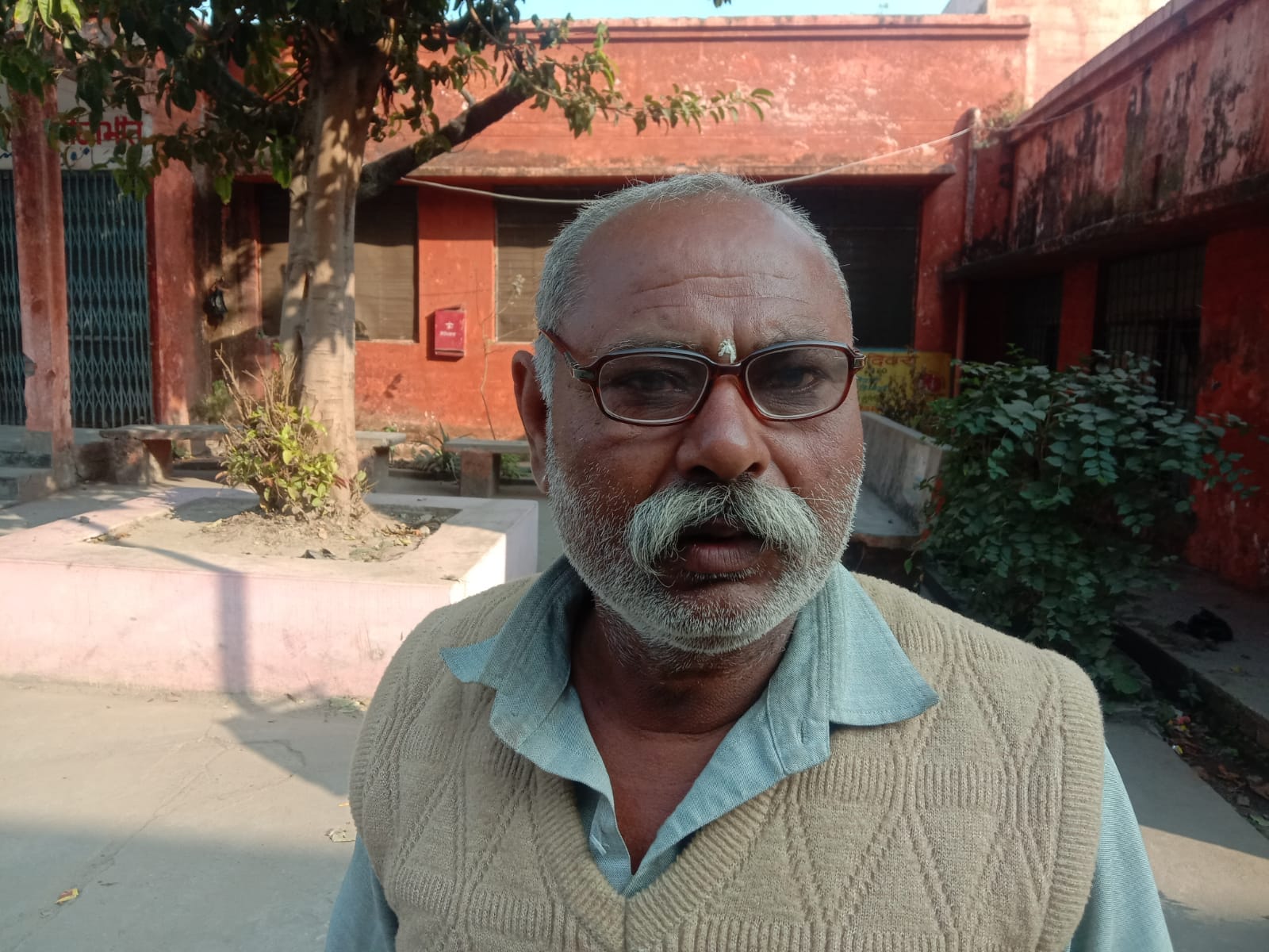 नगरीय प्राथमिक स्वास्थ केद्र पर बैठी स्टाफ नर्स । संवाद