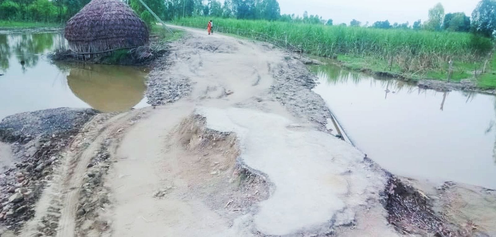 रुदायन की वह पुलिया जो लंबे समय से टूटी पड़ी हुई है। संवाद