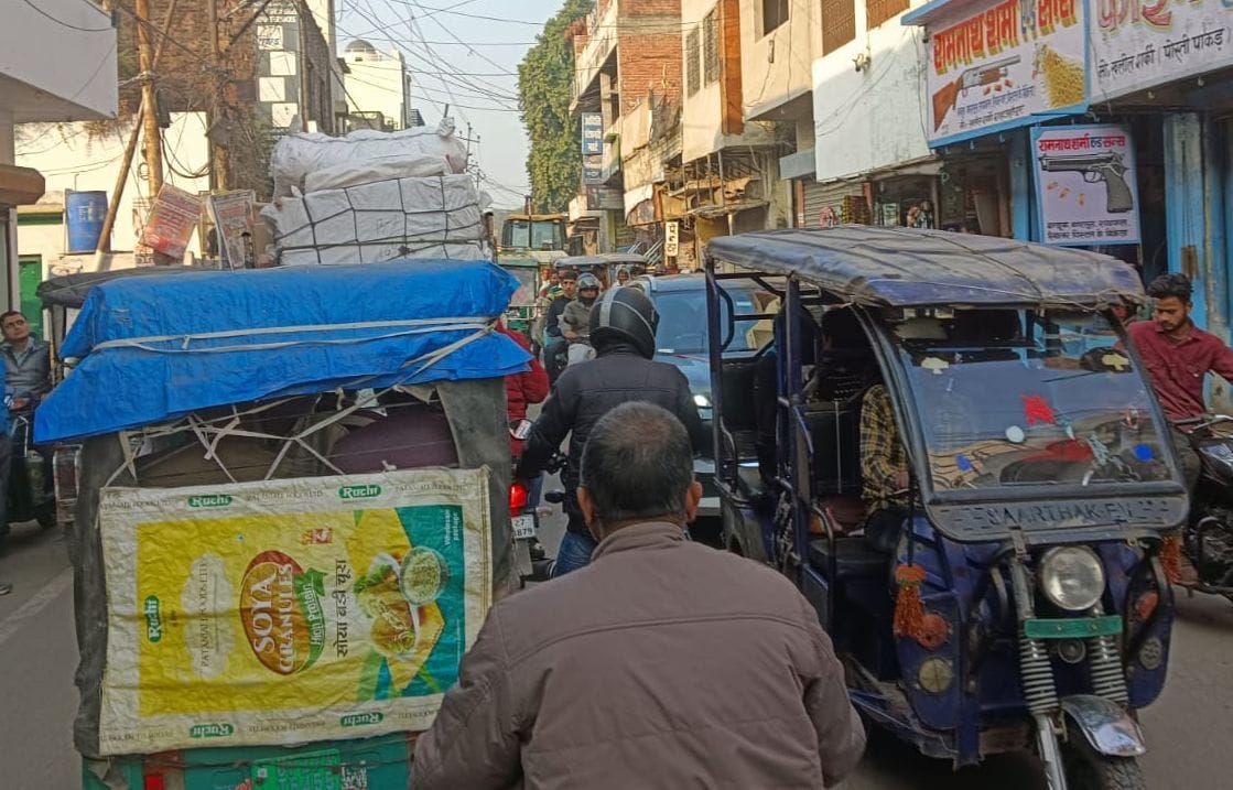 अंटा से खिरनीबाग चोराहा के बीच कृष्णा कॉलोनी के पास खोदाई के दौरान फंसे वाहन। संवाद