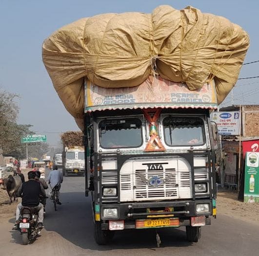 भीरा रोड मोड पर  ओवरलोड गन्ना भरा ट्रक                         स्रोत:संवाद
