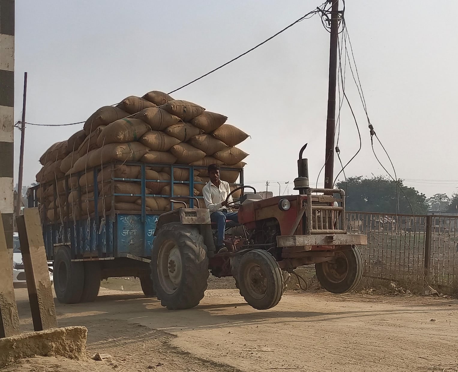भीरा रोड मोड पर  ओवरलोड गन्ना भरा ट्रक                         स्रोत:संवाद
