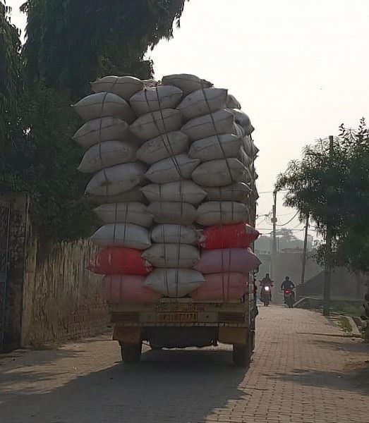 भीरा रोड मोड पर  ओवरलोड गन्ना भरा ट्रक                         स्रोत:संवाद