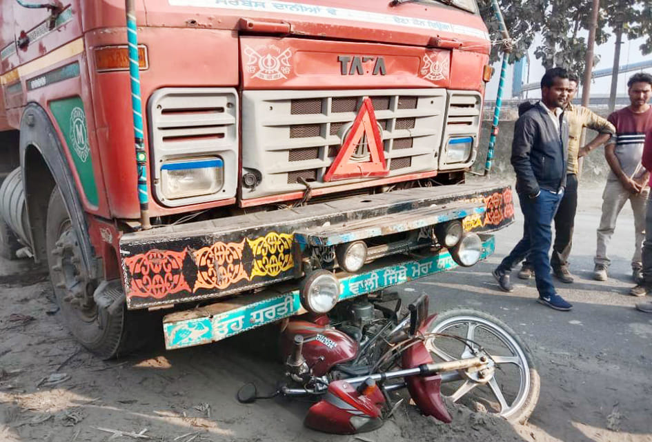 लालपुर स्टेडियम के पास क्षतिग्रस्त कार और आटो स्रोत:संवाद लालपुर स्टेडियम के पास क्षतिग्रस्त कार और आटो स्रोत:संवाद