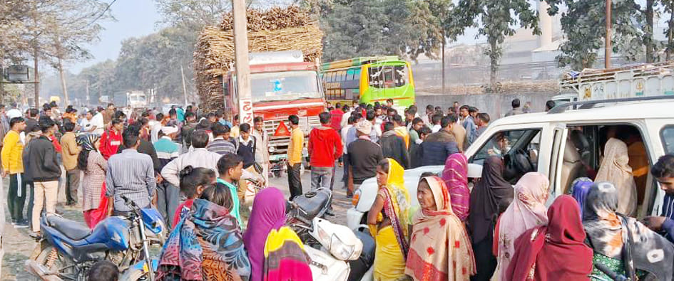 लालपुर स्टेडियम के पास क्षतिग्रस्त कार और आटो स्रोत:संवाद लालपुर स्टेडियम के पास क्षतिग्रस्त कार और आटो स्रोत:संवाद
