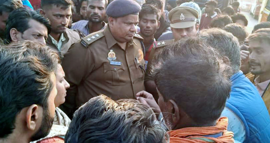 लालपुर स्टेडियम के पास क्षतिग्रस्त कार और आटो स्रोत:संवाद लालपुर स्टेडियम के पास क्षतिग्रस्त कार और आटो स्रोत:संवाद