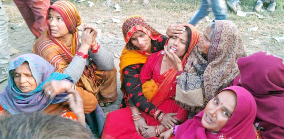 लालपुर स्टेडियम के पास क्षतिग्रस्त कार और आटो स्रोत:संवाद लालपुर स्टेडियम के पास क्षतिग्रस्त कार और आटो स्रोत:संवाद