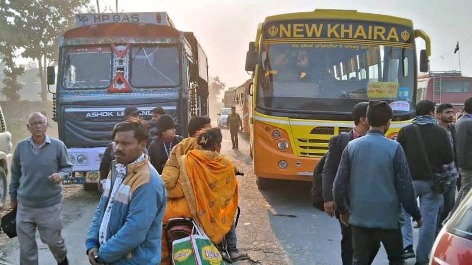 लालपुर स्टेडियम के पास क्षतिग्रस्त कार और आटो स्रोत:संवाद लालपुर स्टेडियम के पास क्षतिग्रस्त कार और आटो स्रोत:संवाद