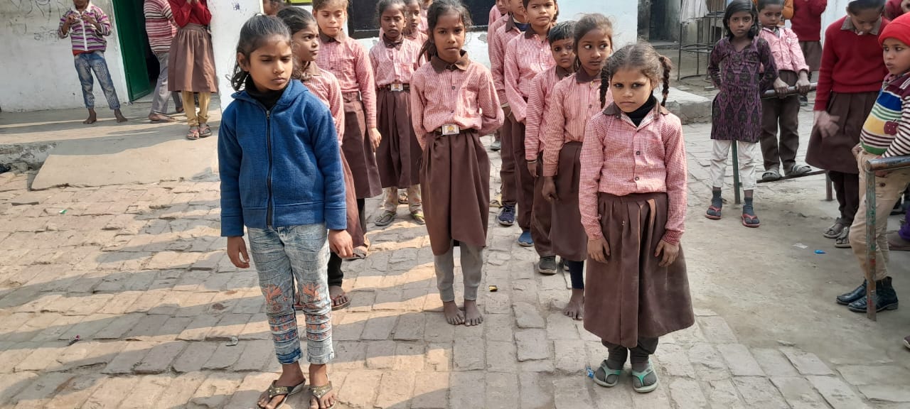 ललितानगर प्राथमिकविद्यालय में बिना स्वेटर जूते के छात्र  स्रोत:संवाद
