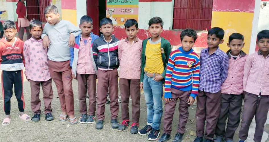 ललितानगर प्राथमिकविद्यालय में बिना स्वेटर जूते के छात्र  स्रोत:संवाद
