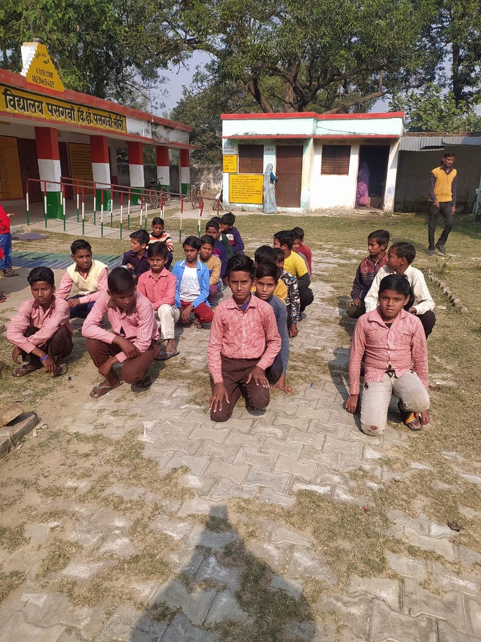 ललितानगर प्राथमिकविद्यालय में बिना स्वेटर जूते के छात्र  स्रोत:संवाद