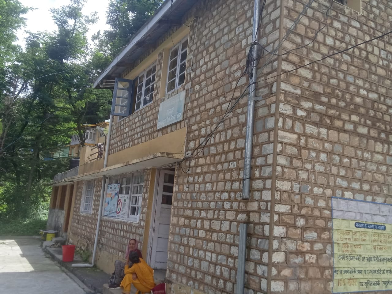 नौहराधार सीएचसी में दो बिस्तर पर लेटे मरीज। संवाद