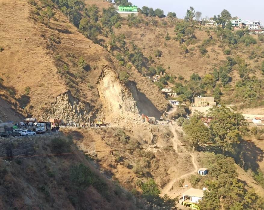 पांवटा साहिब-शिलाई एनएच 707 के निर्माण के लिए हो रही पहाड़ों की कटाई। संवाद पांवटा साहिब-शिलाई एनएच 707 के निर्माण के लिए हो रही पहाड़ों की कटाई। संवाद