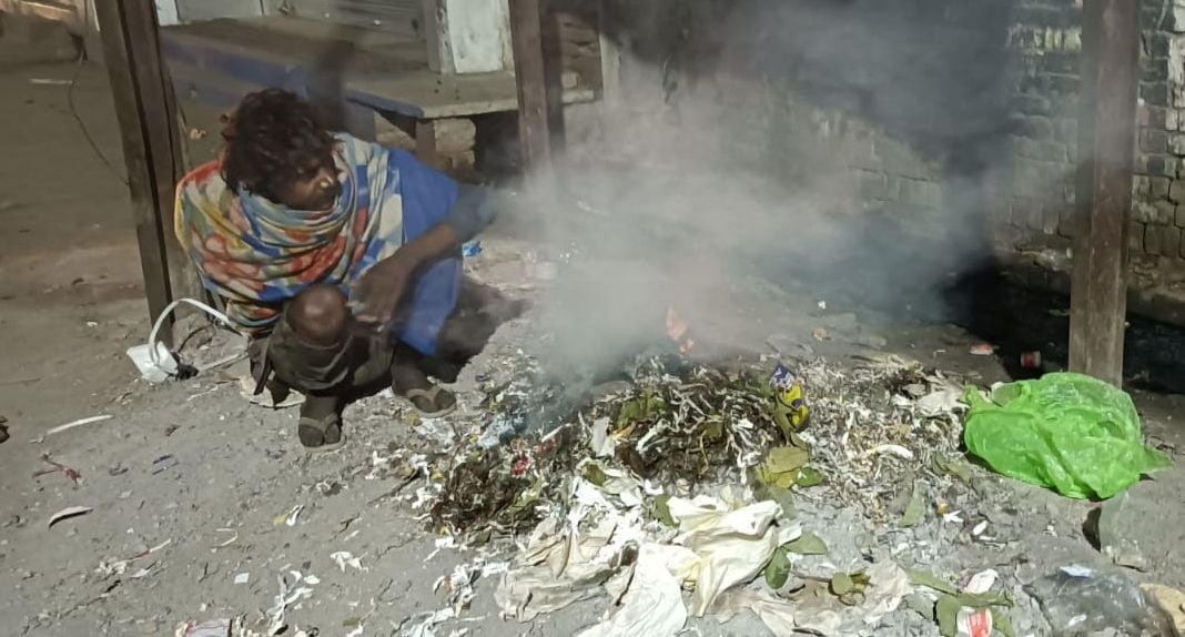 रोडवेज बस अड्डेपर खुले में लेटा यात्री          स्रोत:संवाद