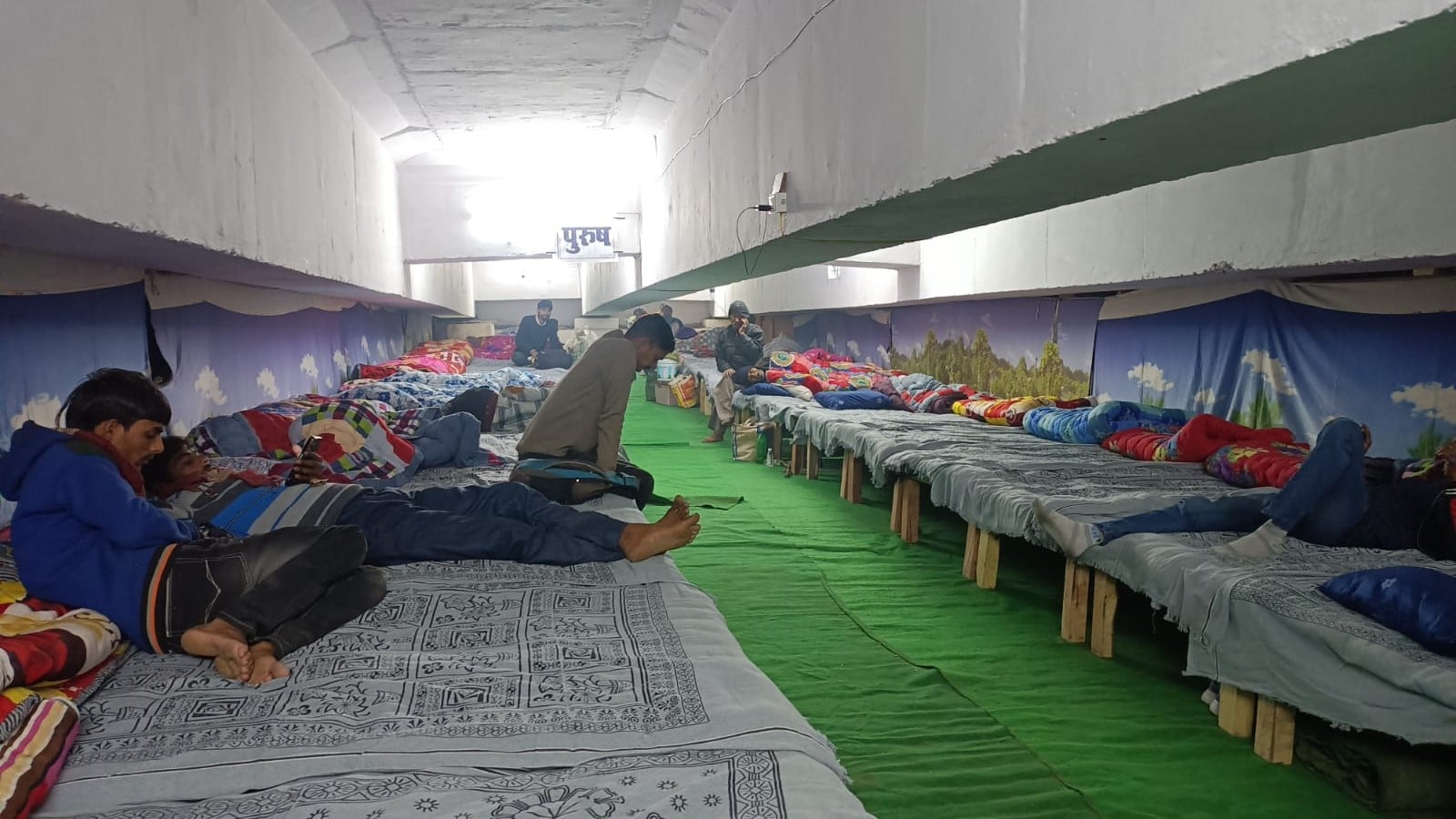 रोडवेज बस अड्डेपर खुले में लेटा यात्री          स्रोत:संवाद