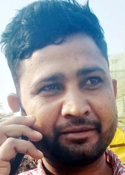 सहकारी चीनी मिल करनापुर में पेराई बंद होने से यार्ड में गन्ने भरी खड़ी ट्रैक्टर ट्रालियां। संवा