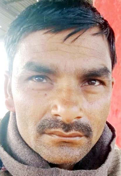 सहकारी चीनी मिल करनापुर में पेराई बंद होने से यार्ड में गन्ने भरी खड़ी ट्रैक्टर ट्रालियां। संवा