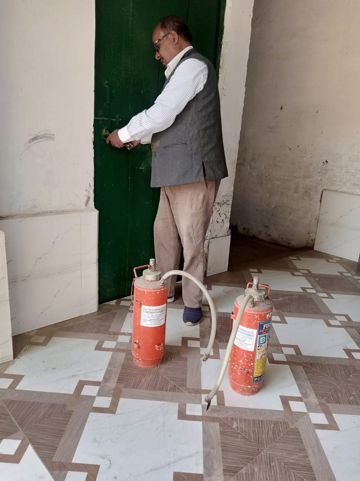 बीएसए कार्यालय परिसर स्थित प्राथमिक स्कूल में अलमारी में रखे फायर सिलेड़र । संवाद