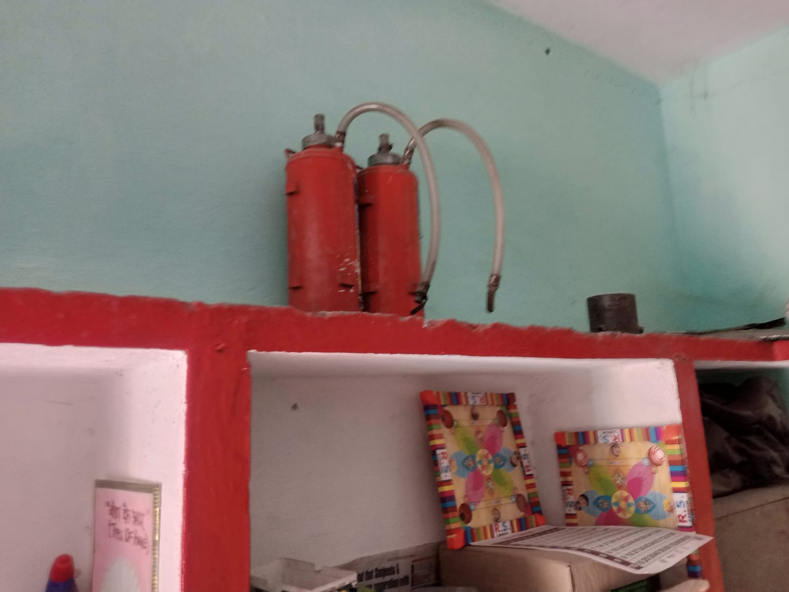 बीएसए कार्यालय परिसर स्थित प्राथमिक स्कूल में अलमारी में रखे फायर सिलेड़र । संवाद
