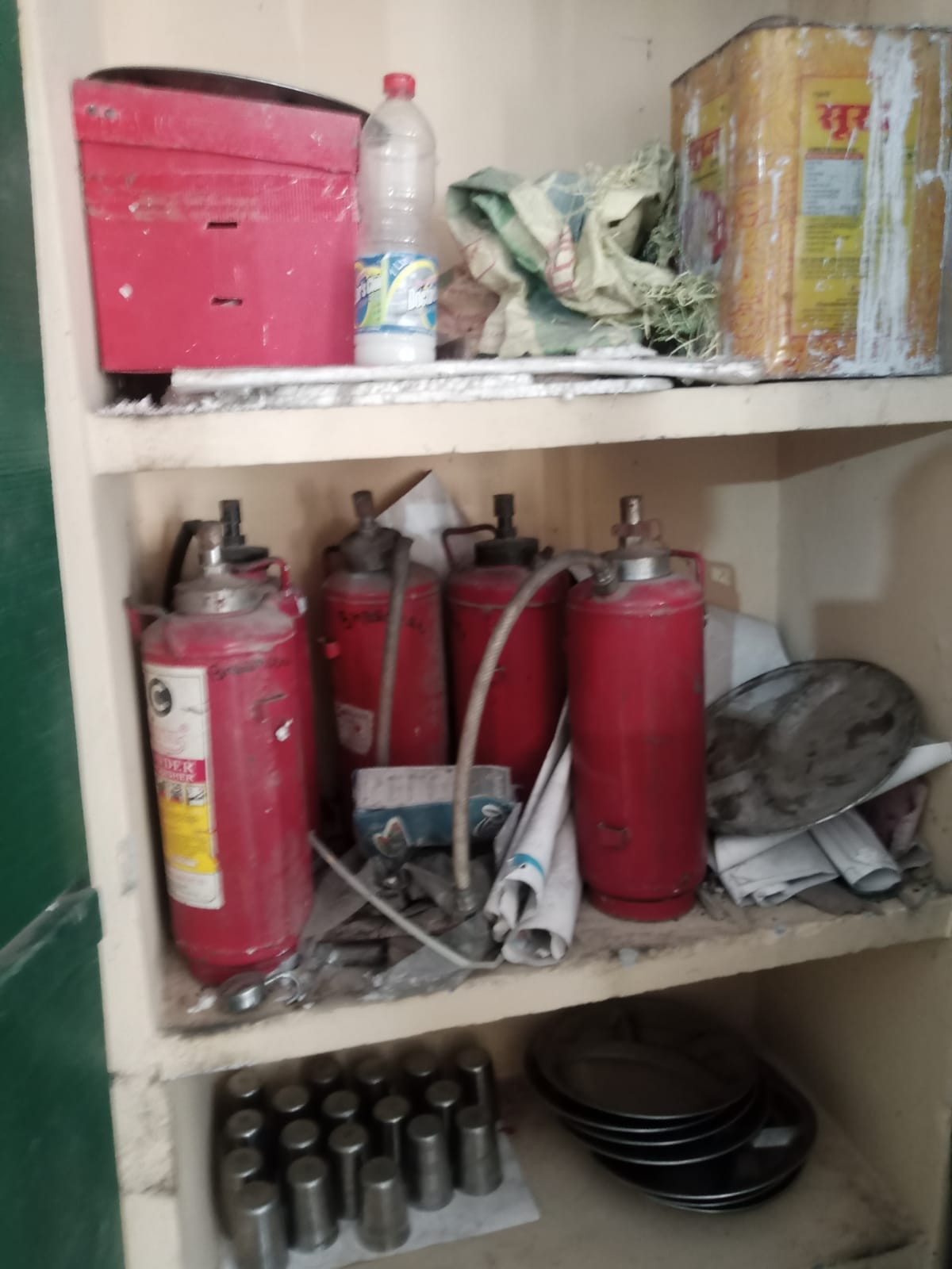 बीएसए कार्यालय परिसर स्थित प्राथमिक स्कूल में अलमारी में रखे फायर सिलेड़र । संवाद