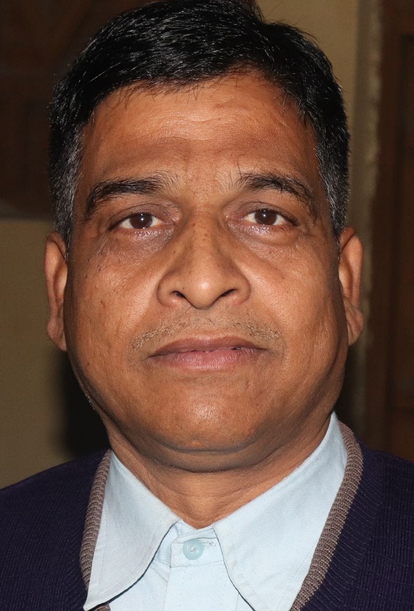 जलालनगर में हैंंडपंप पर कतार लगाकर पानी भरते लोग। संवाद