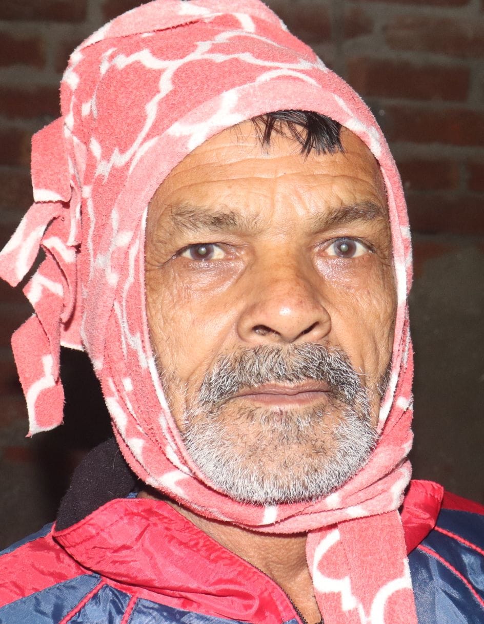 जलालनगर में हैंंडपंप पर कतार लगाकर पानी भरते लोग। संवाद