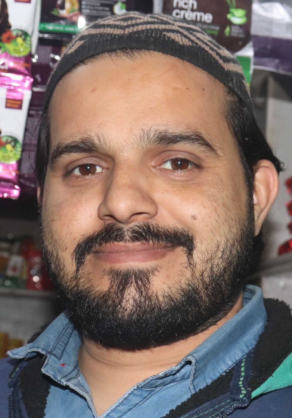 जलालनगर में हैंंडपंप पर कतार लगाकर पानी भरते लोग। संवाद