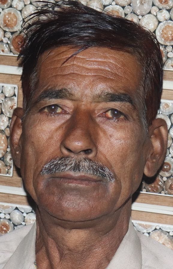 जलालनगर में हैंंडपंप पर कतार लगाकर पानी भरते लोग। संवाद