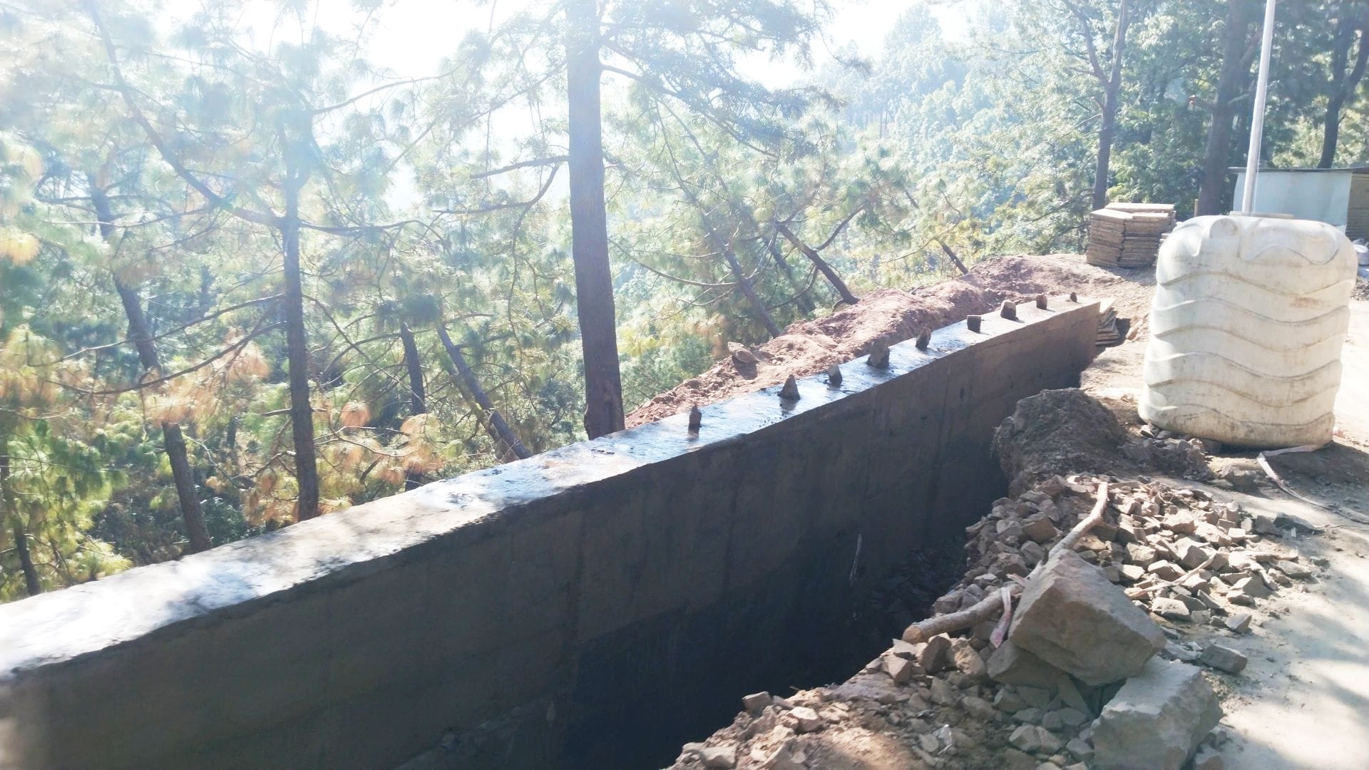 कसौली मार्ग पर डंगे का कार्य करते कामगार। संवाद कसौली मार्ग पर डंगे का कार्य करते कामगार। संवाद