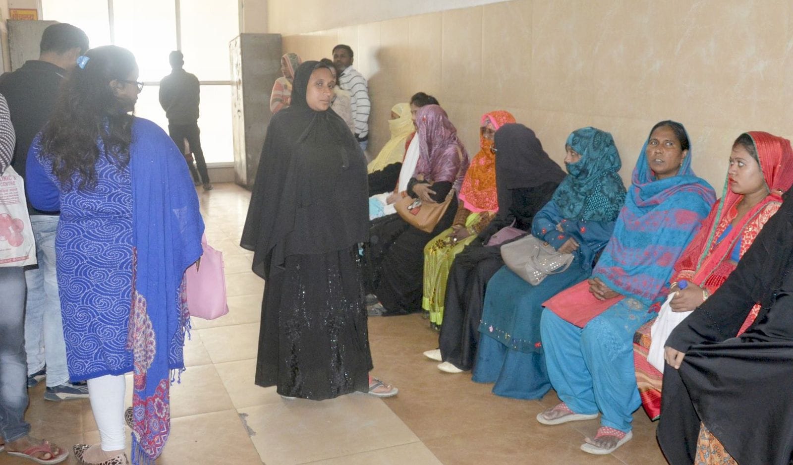 महिला अस्पताल में बाहर से करा कर लाई अल्ट्रा साउंड दिखाती दंपति। संवाद