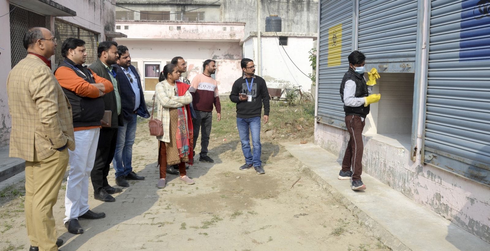 महिला अस्पताल में बाहर से करा कर लाई अल्ट्रा साउंड दिखाती दंपति। संवाद