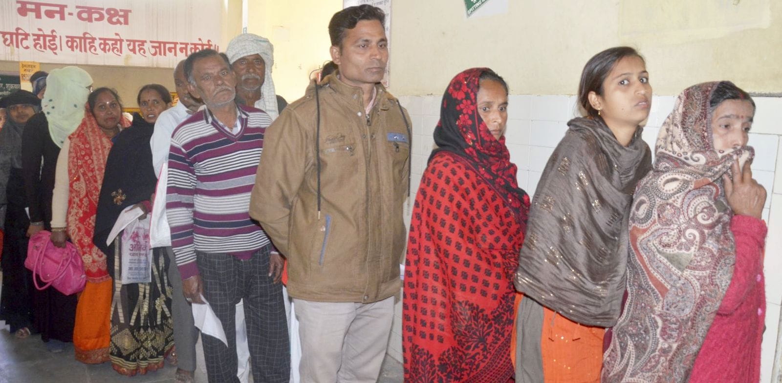 महिला अस्पताल में डॉक्टर के इंतजार में बच्चों को दिखाने को बैठे परिजन। संवाद