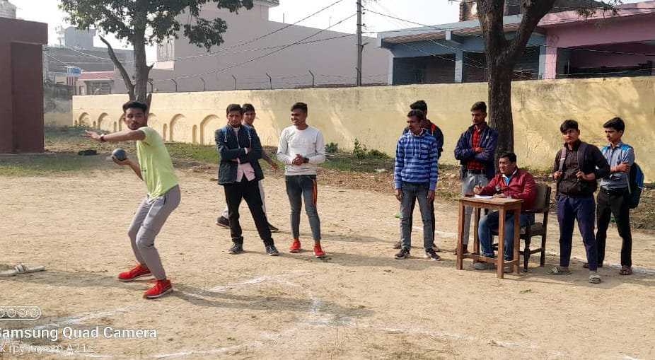 ऊंची कूद में हिस्सा लेती छात्रा। संवाद