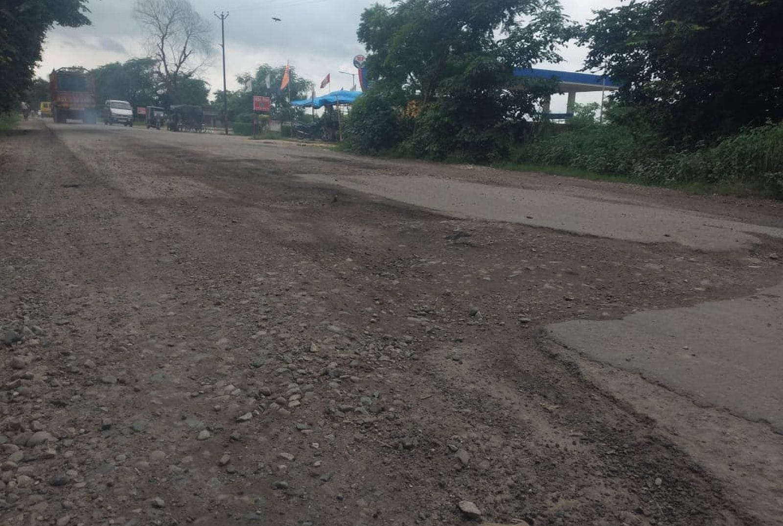 बदायूं से कादरचौक रोड पर सेंटर और ऐज लाइन नहीं है।