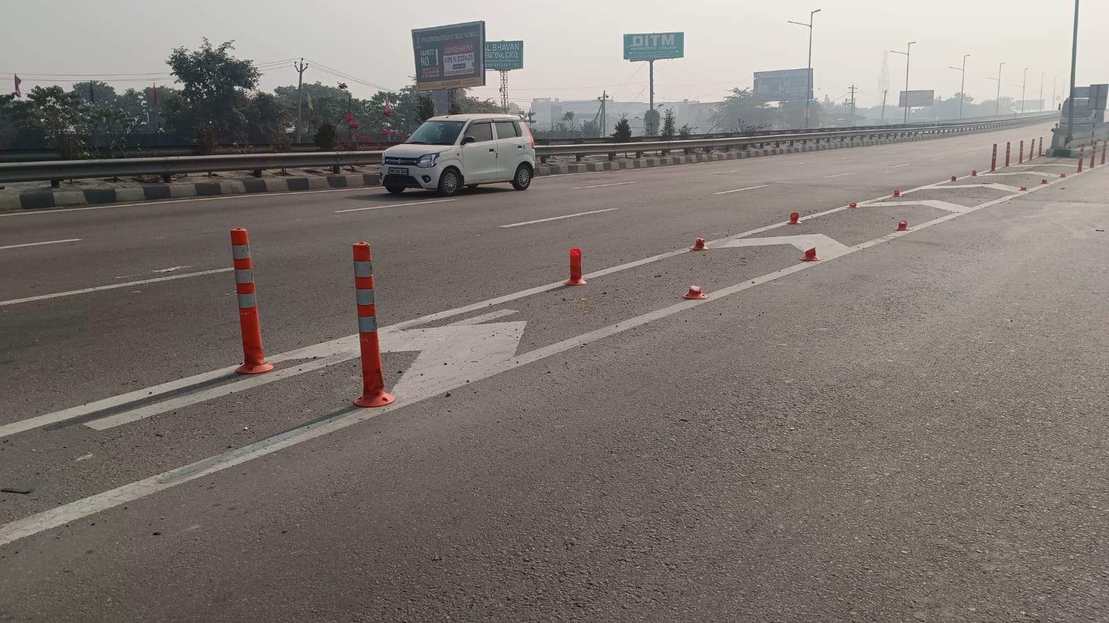 फोटो 35. सोनीपत के राष्ट्रीय राजमार्ग 44 पर गन्नौर फ्लाईओवर के पास तोड़े गए स्प्रिंग पोस्ट। संवा