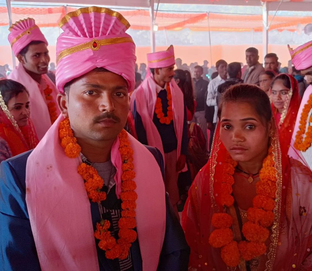 सामूहिक विवाह समारोह में जयमाल डालते जोड़े                                                     