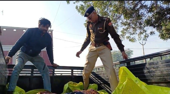 फोटो 37- सोनीपत के गन्नौर में मांस से भरी गाड़ी की जांच करते पुलिस कर। स्रोत : पुलिस फोटो 37- सोनीपत के गन्नौर में मांस से भरी गाड़ी की जांच करते पुलिस कर। स्रोत : पुलिस