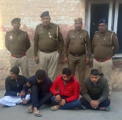 फोटो 40- गोहाना के छिछड़ाना गांव के सरपंच के हत्या के षडयंत्र में शामिल आरोपियों के साथ पुलिस टी फोटो 40- गोहाना के छिछड़ाना गांव के सरपंच के हत्या के षडयंत्र में शामिल आरोपियों के साथ पुलिस टी