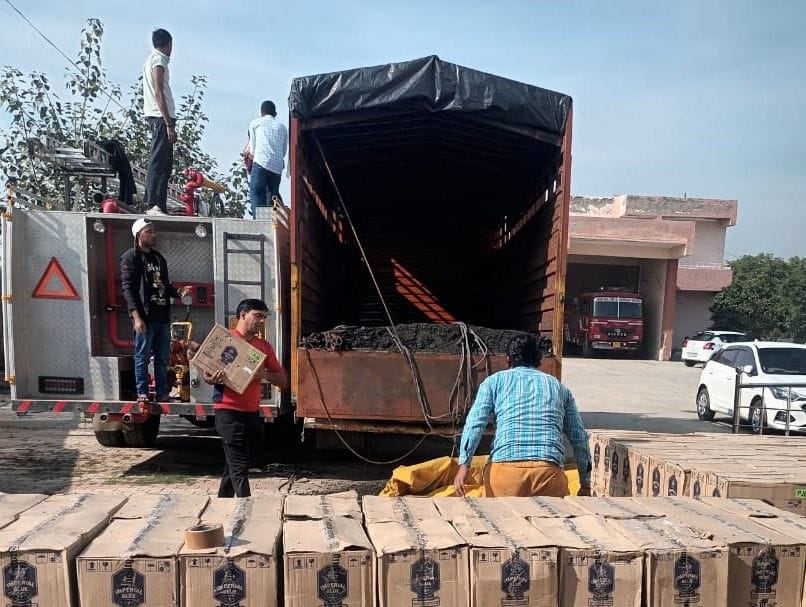 फोटो 44: सोनीपत के खरखौदा में कैंटर में से निकाली जा रही शराब की पेटियां। संवाद