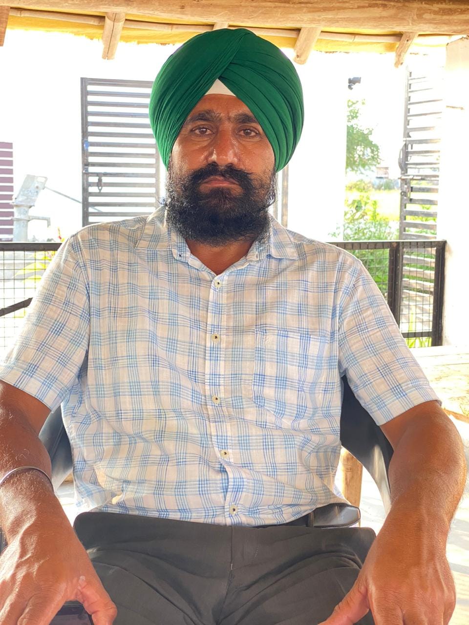 खेत में इंजन से चलते पानी को फैलाता किसान । संवाद खेत में इंजन से चलते पानी को फैलाता किसान । संवाद