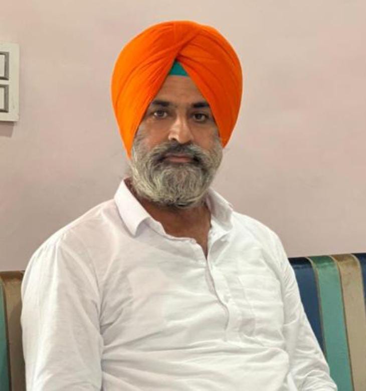 खेत में इंजन से चलते पानी को फैलाता किसान । संवाद खेत में इंजन से चलते पानी को फैलाता किसान । संवाद
