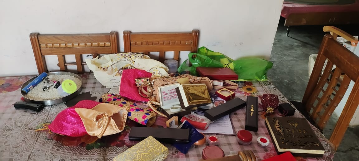 मितौली के मझिगवां में चोरी के बाद घटनास्थल से साक्ष्य जुटाती फॉरेंसिक टीम स्रोत : संवाद मितौली के मझिगवां में चोरी के बाद घटनास्थल से साक्ष्य जुटाती फॉरेंसिक टीम स्रोत : संवाद