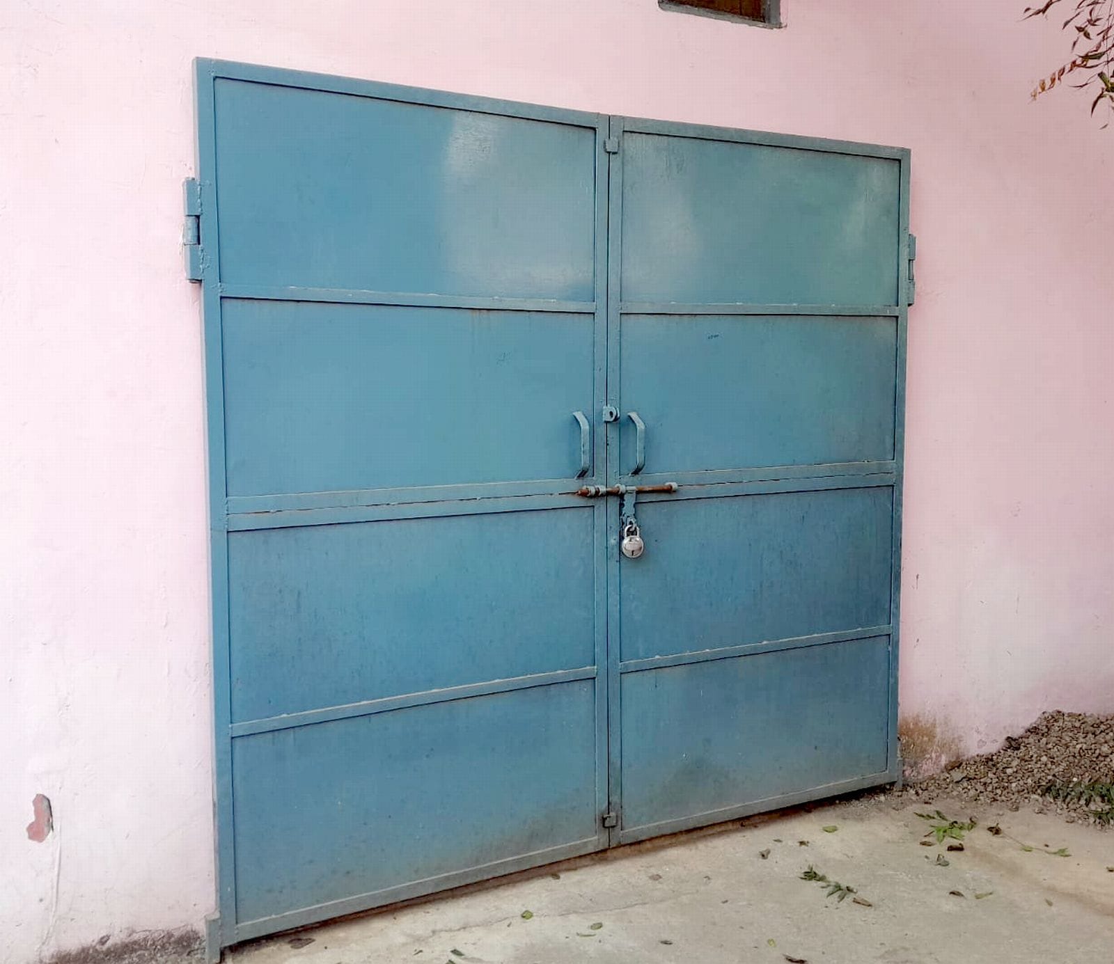 पोस्टमार्टम हाउस का गार्ड रूम। संवाद