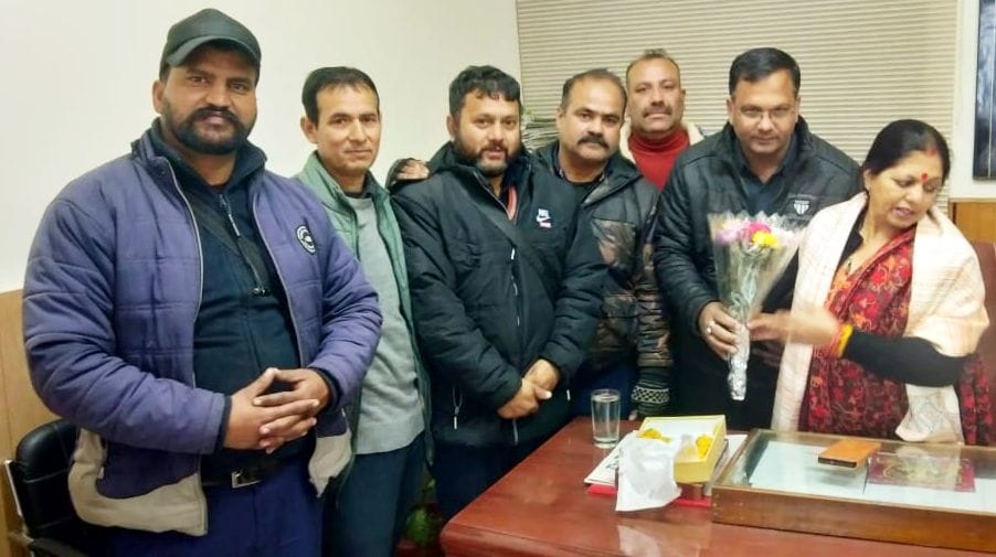 सोलन में महापौर का पदभार संभालने पर नवनियुक्त महापौर ऊषा शर्मा को पुष्प गुच्छ भेंट करते माँ शूल