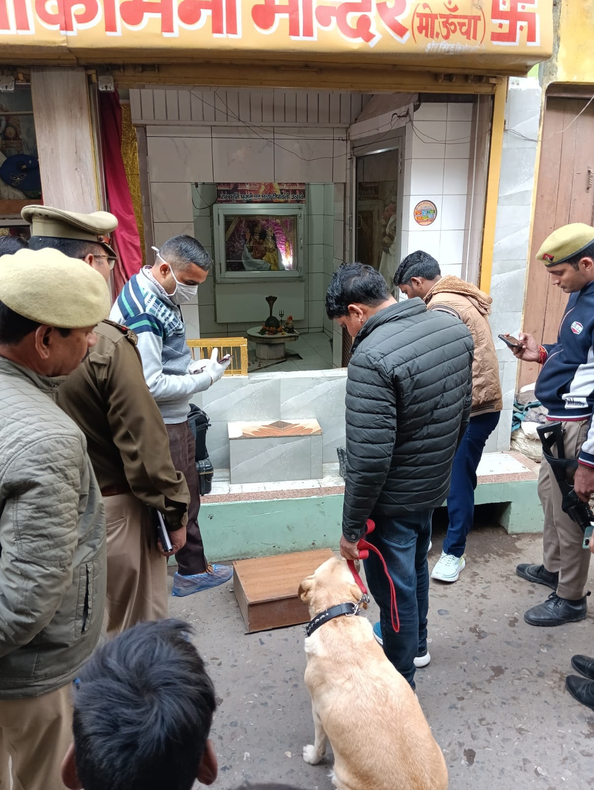 शहर में शेरो वाली मठिया के पास मंदिर में चोरी की घटना केबाद लगी भीड़ व मौजूद पुलिस । संवाद