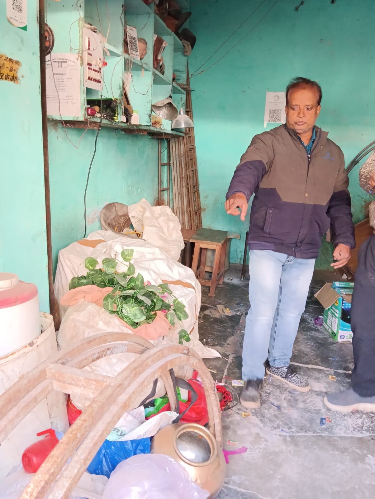 शहर में शेरो वाली मठिया के पास मंदिर में चोरी की घटना केबाद लगी भीड़ व मौजूद पुलिस । संवाद