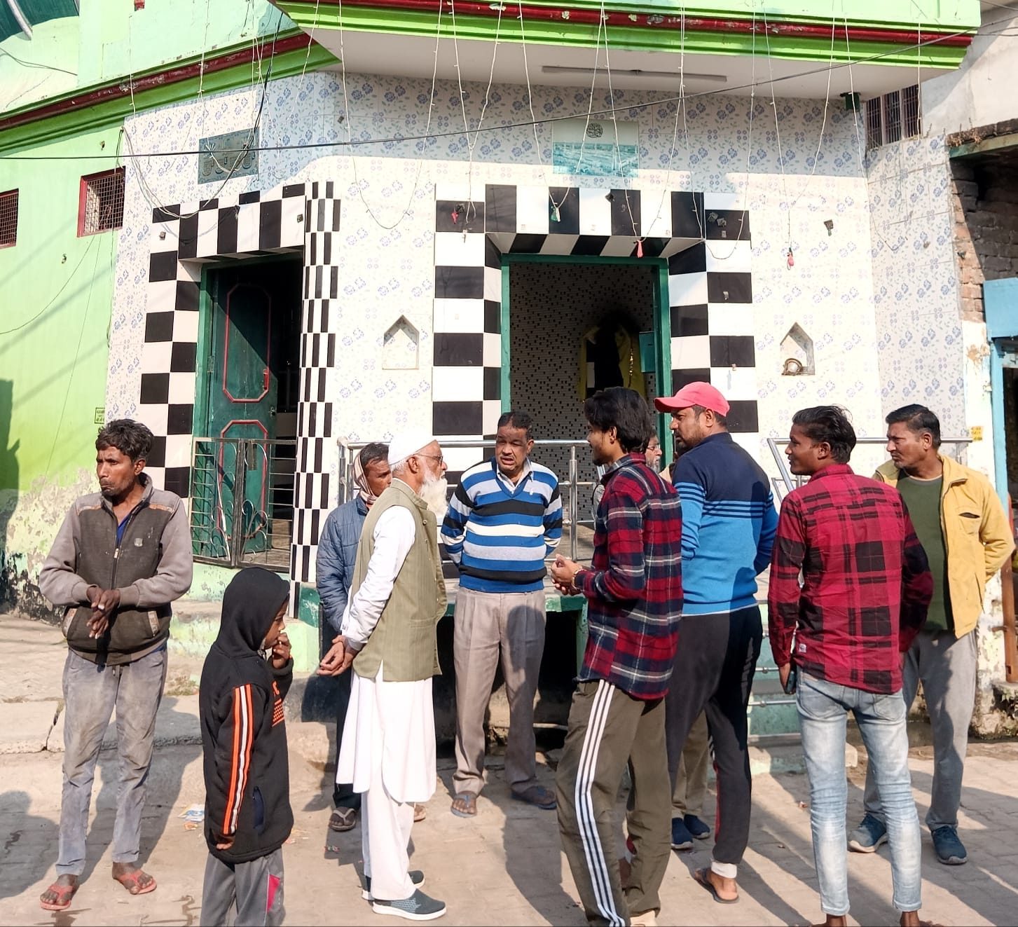 शहर में शेरो वाली मठिया के पास मंदिर में चोरी की घटना केबाद लगी भीड़ व मौजूद पुलिस । संवाद